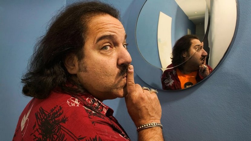 Ron Jeremy menutup mata penonton