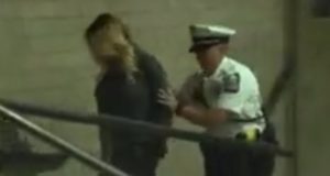stürmische Daniels in Handschellen auf dem Weg ins Gefängnis nach ihrer Verhaftung in Columbus, Ohio